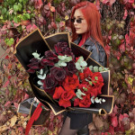 Элегантный букет из черных и красных роз